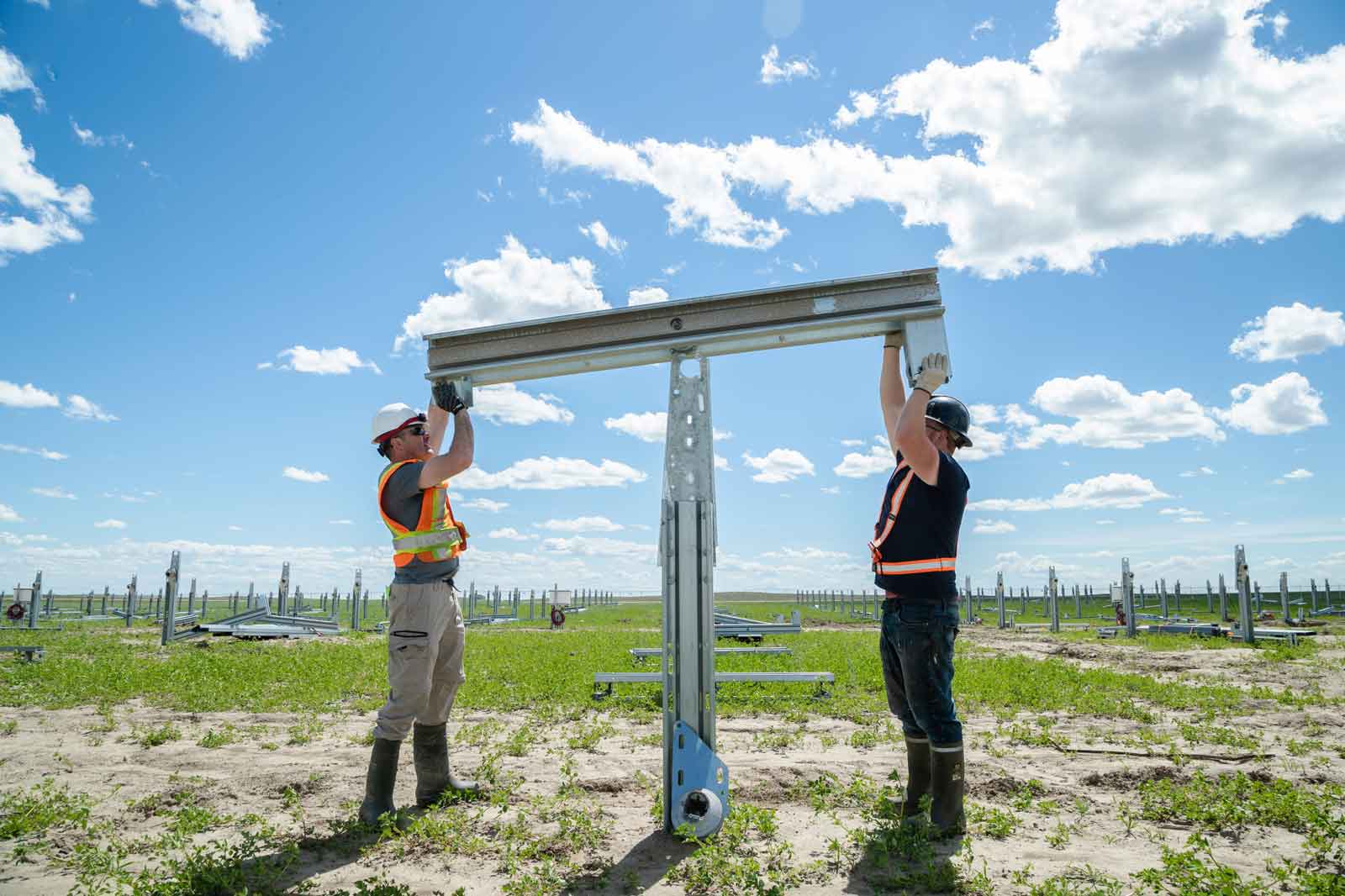 Zwei Mitarbeiter erstellen das Gerüst eines Solarpaneels | Erneuerbare Energien entdecken bei RWE